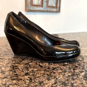 Simply Vera shiny black wedge pump EUC 9